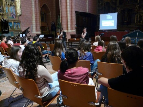 Los alumnos en la iglesia de San Pedro.