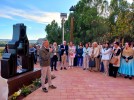 Una gran silueta de la Virgen de la Peña preside la plaza de su santuario