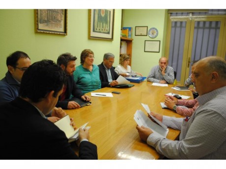 el ayuntamiento celebra una mesa de empleo con la presencia de todos