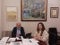 Foto del Alcalde con Miriam en el despacho 